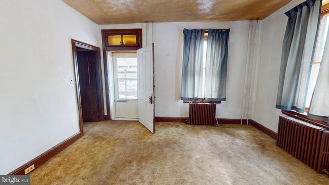 21 E WALNUT ST, Sellersville, PA 18960