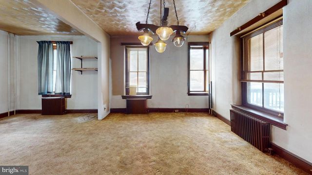 21 E WALNUT ST, Sellersville, PA 18960