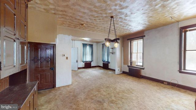 21 E WALNUT ST, Sellersville, PA 18960