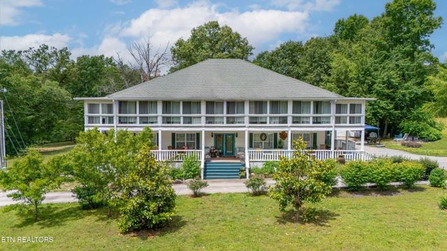 34 Rozzel Rd, Pikeville, TN 37367