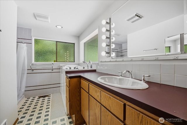 18461 Ballinger Way NE, Lake Forest Park, WA 98155
