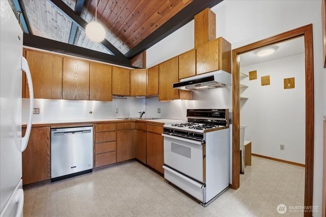 18461 Ballinger Way NE, Lake Forest Park, WA 98155