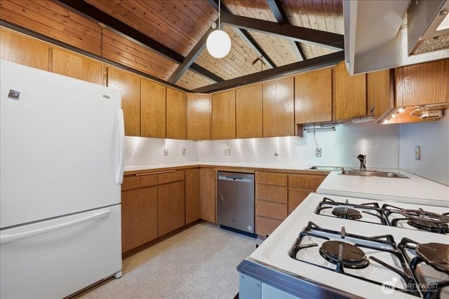 18461 Ballinger Way NE, Lake Forest Park, WA 98155