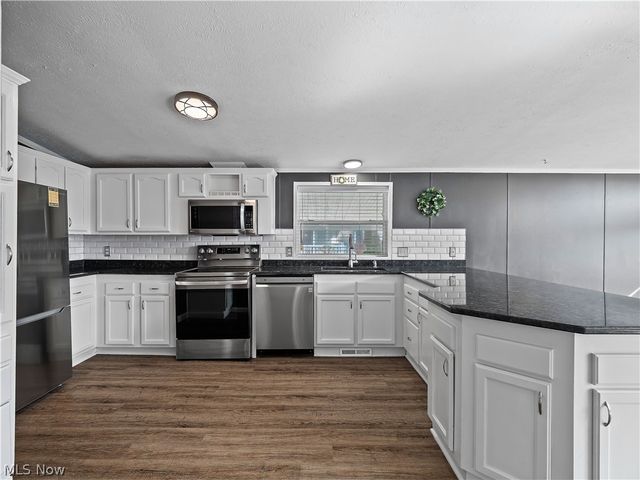 8 Emerald Lane Lane, Olmsted Twp, OH 44138