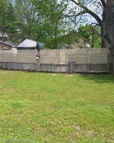 515 S Michigan Avenue, Howell, MI 48843