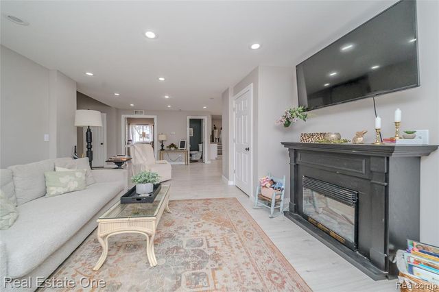 515 S Michigan Avenue, Howell, MI 48843