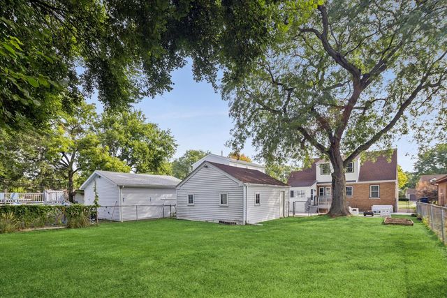 422 S Harvard Avenue, Villa Park, IL 60181
