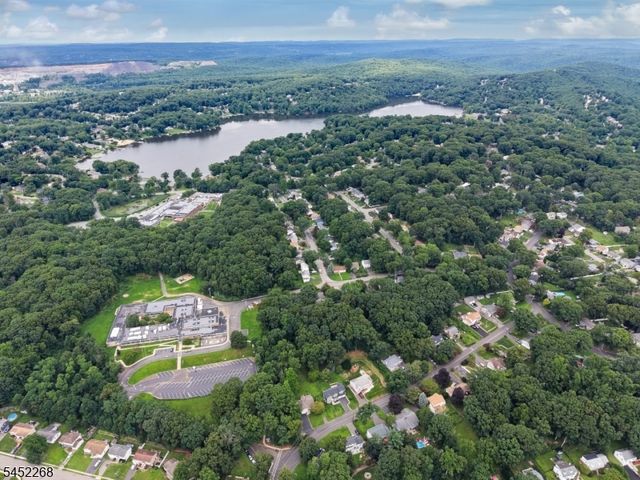 24 Stony Brook Rd, Rockaway Twp., NJ 07866