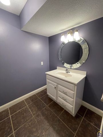 2240 SW Millers Glen DR, Topeka, KS 66614