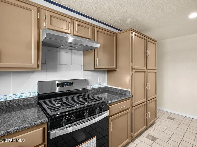 11301 Tom Ulozas Drive, El Paso, TX 79936