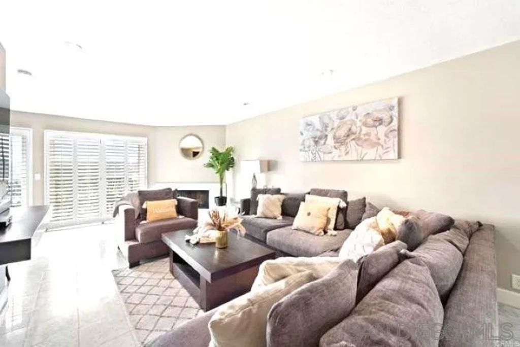 6967 Camino Degrazia, San Diego, CA 92111