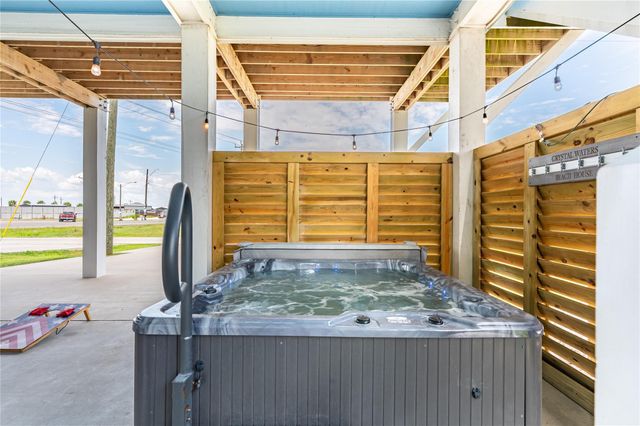 997 S Redfish Street, Crystal Beach, TX 77650