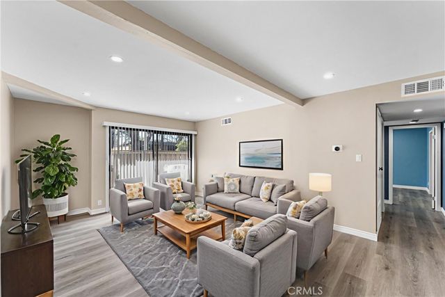 15511 Sherman Way 1, Van Nuys, CA 91406