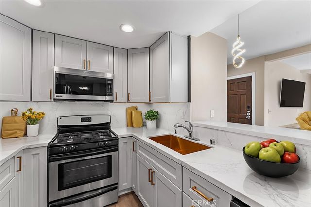 15511 Sherman Way 1, Van Nuys, CA 91406