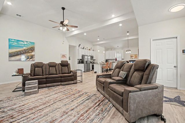 64 Borondo Pines, La Marque, TX 77568