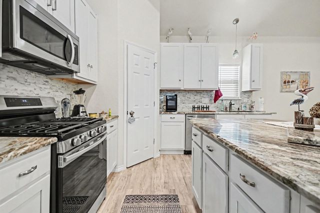 64 Borondo Pines, La Marque, TX 77568