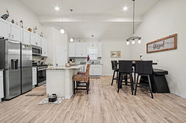 64 Borondo Pines, La Marque, TX 77568