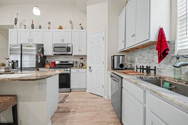 64 Borondo Pines, La Marque, TX 77568