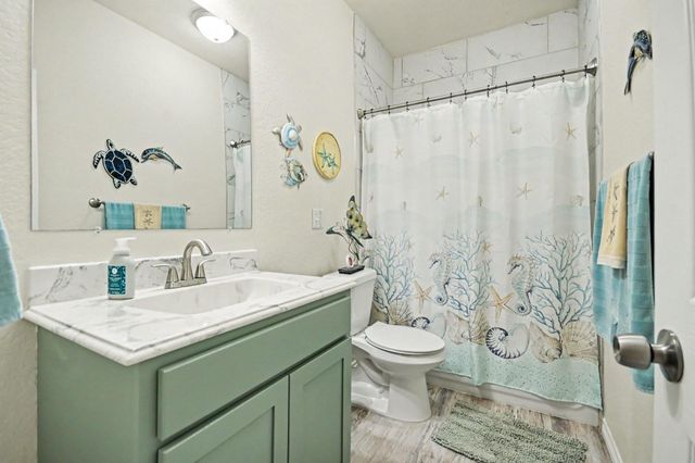 64 Borondo Pines, La Marque, TX 77568
