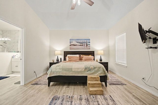64 Borondo Pines, La Marque, TX 77568