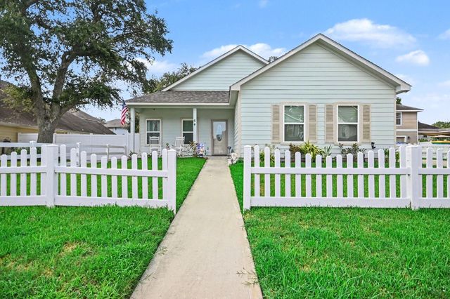 64 Borondo Pines, La Marque, TX 77568