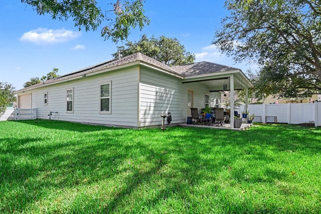 64 Borondo Pines, La Marque, TX 77568