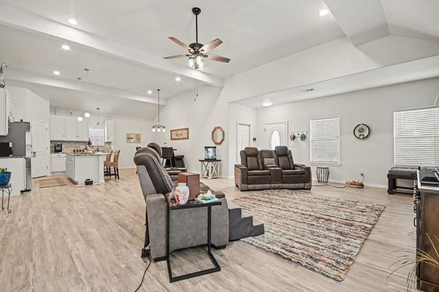 64 Borondo Pines, La Marque, TX 77568