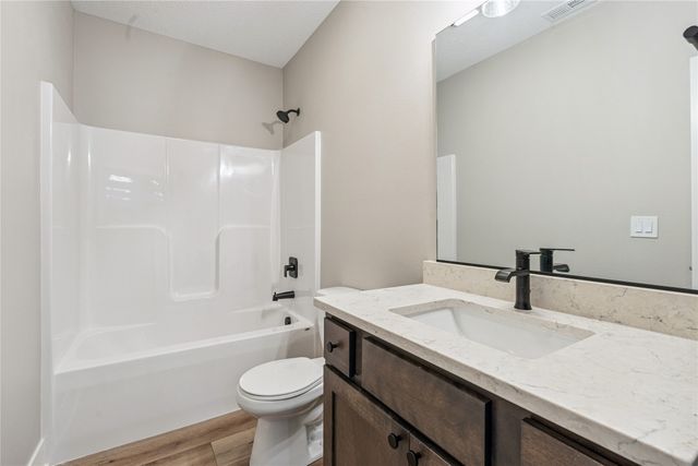 5627 163rd Street, Urbandale, IA 50323