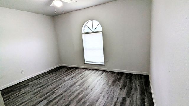 858 Pinehill Lane, Grand Prairie, TX 75052