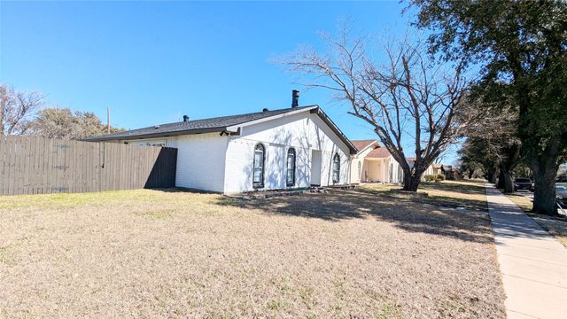858 Pinehill Lane, Grand Prairie, TX 75052