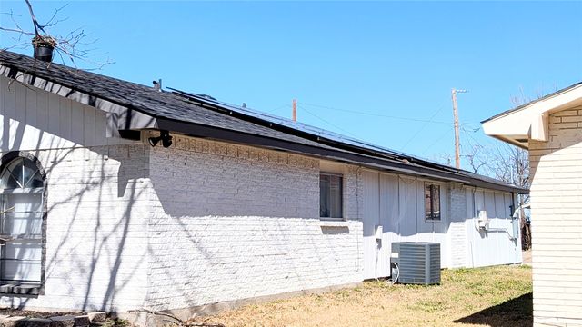 858 Pinehill Lane, Grand Prairie, TX 75052