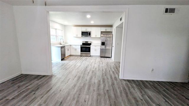 858 Pinehill Lane, Grand Prairie, TX 75052