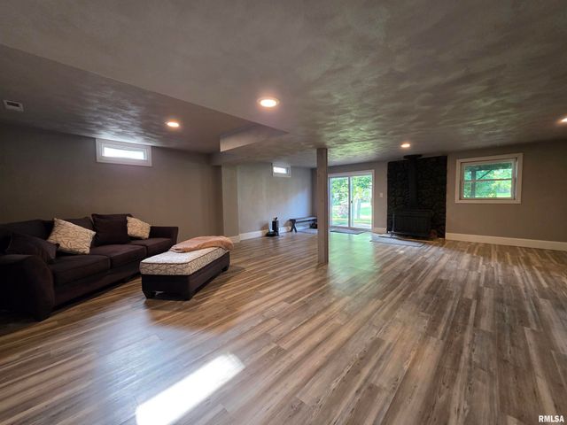2122 HIGHWOOD Avenue, Pekin, IL 61554