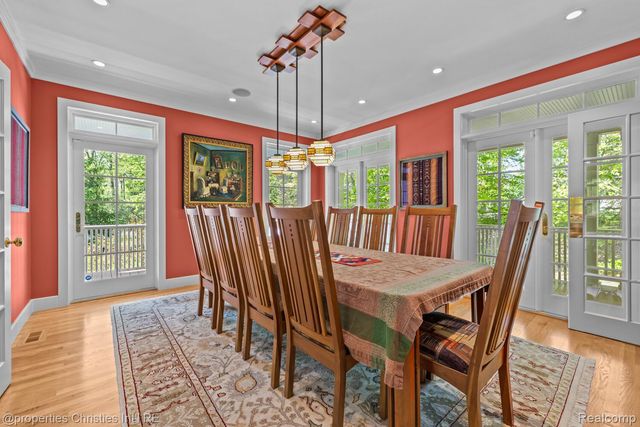 1041 Greentree Road, Bloomfield Hills, MI 48304