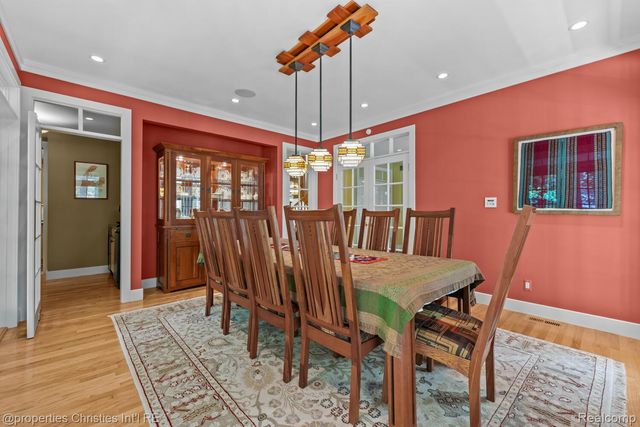 1041 Greentree Road, Bloomfield Hills, MI 48304
