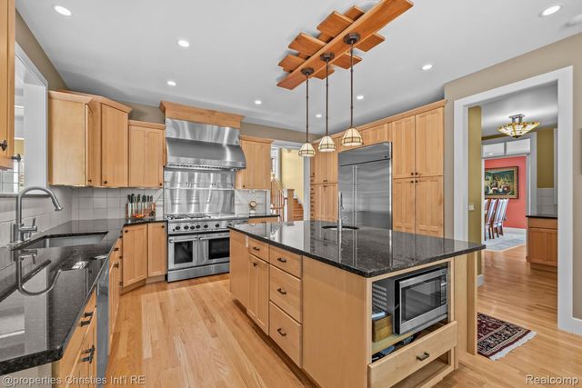 1041 Greentree Road, Bloomfield Hills, MI 48304