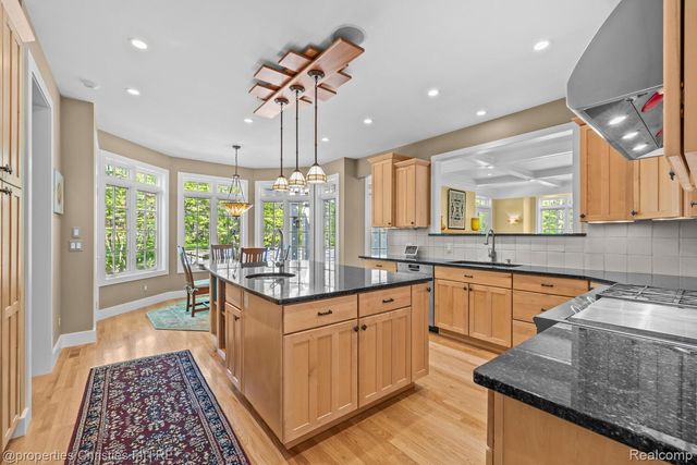 1041 Greentree Road, Bloomfield Hills, MI 48304