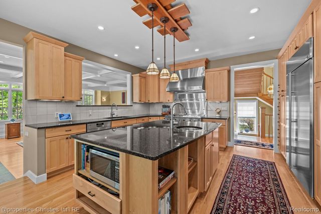 1041 Greentree Road, Bloomfield Hills, MI 48304