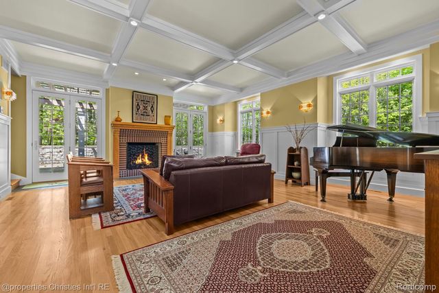 1041 Greentree Road, Bloomfield Hills, MI 48304