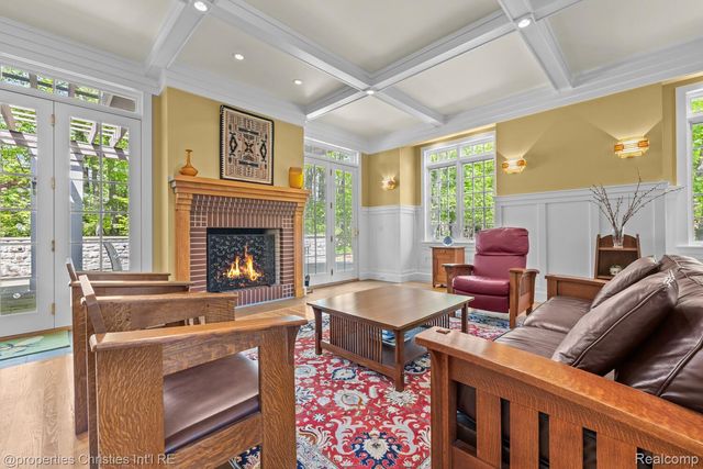 1041 Greentree Road, Bloomfield Hills, MI 48304
