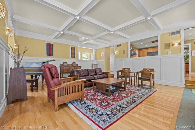 1041 Greentree Road, Bloomfield Hills, MI 48304