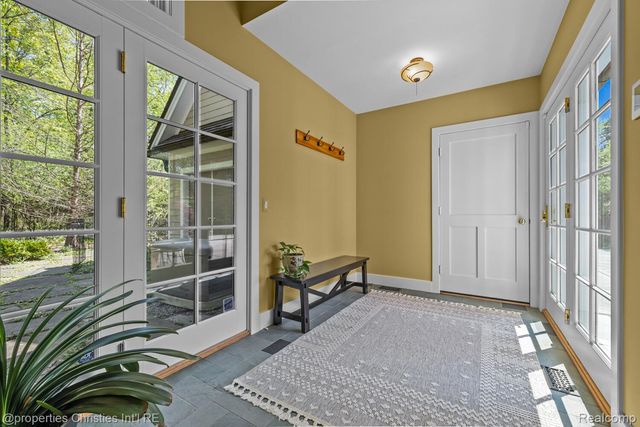 1041 Greentree Road, Bloomfield Hills, MI 48304