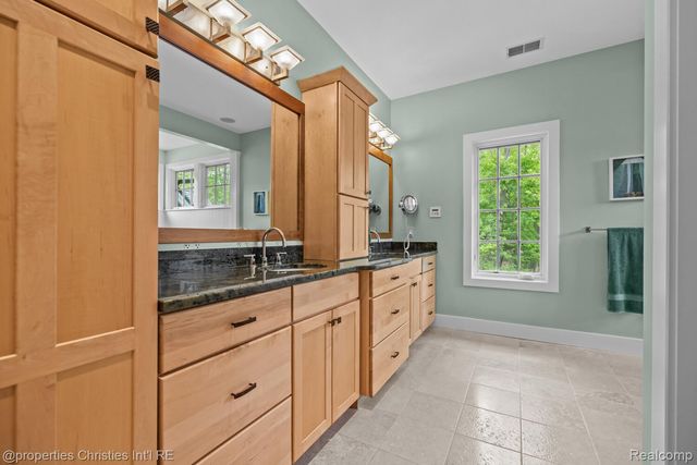 1041 Greentree Road, Bloomfield Hills, MI 48304