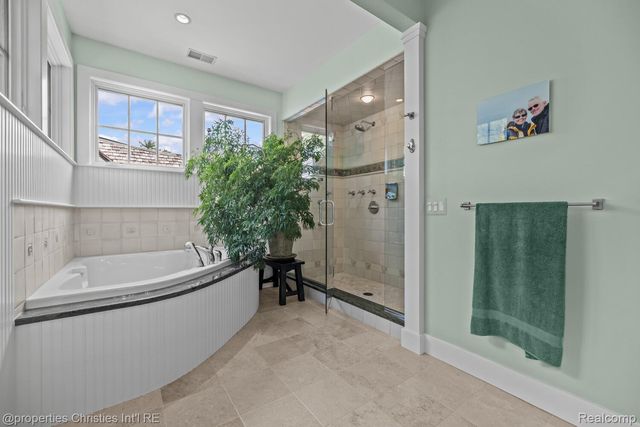 1041 Greentree Road, Bloomfield Hills, MI 48304