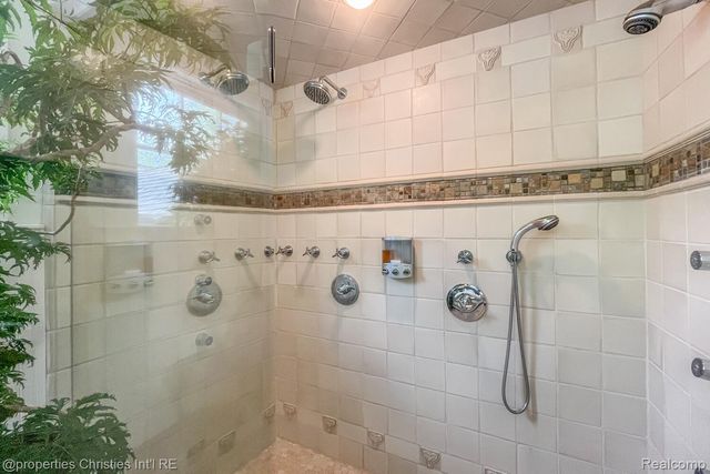 1041 Greentree Road, Bloomfield Hills, MI 48304