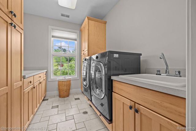 1041 Greentree Road, Bloomfield Hills, MI 48304