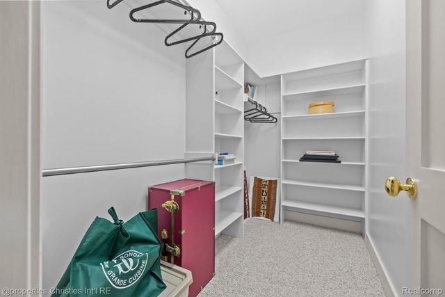 1041 Greentree Road, Bloomfield Hills, MI 48304