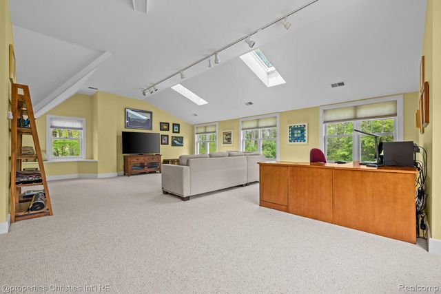 1041 Greentree Road, Bloomfield Hills, MI 48304