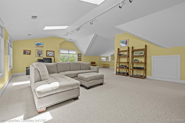 1041 Greentree Road, Bloomfield Hills, MI 48304