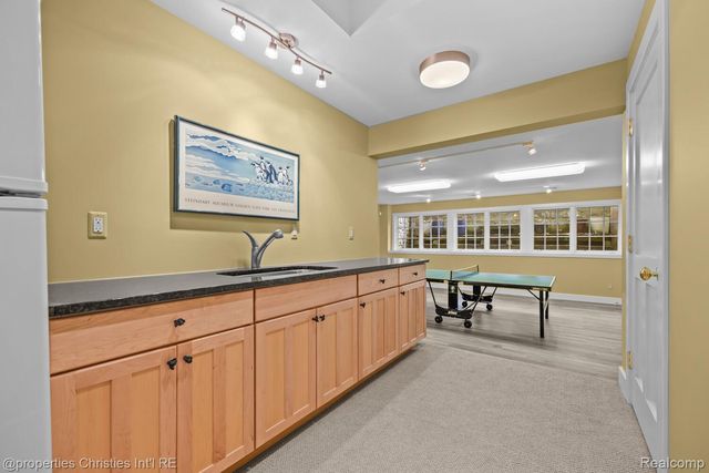 1041 Greentree Road, Bloomfield Hills, MI 48304